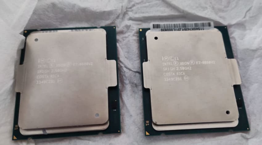 2x Processeur Intel Xeon E7-8880V2 - 15 coeurs - 30 threads - FCLGA2011
